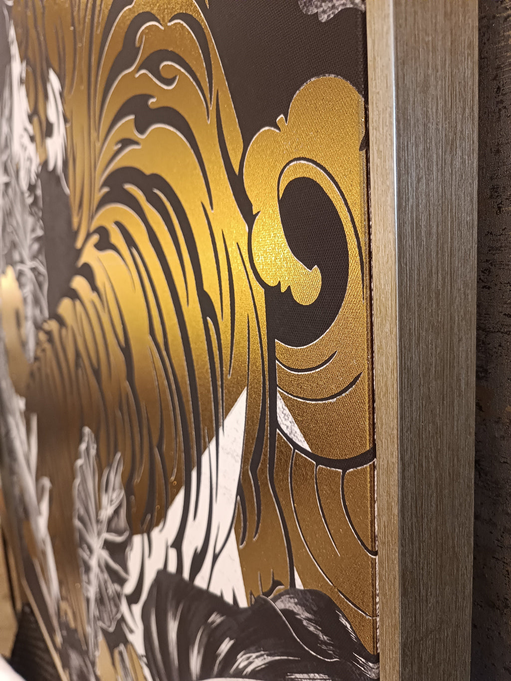 Wandbild Tiger mit Pflanzenmotiv in Schwarz und Goldoptik, 100 x 140 cm