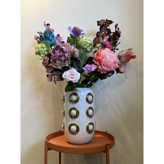 Eine komplette Vase und ein Strauß künstlicher Blumen sowie ein wunderschönes Meereskorallen-Ornament